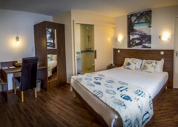 Brit Hotel Azur Saint-Andre-de-la-Marche photo