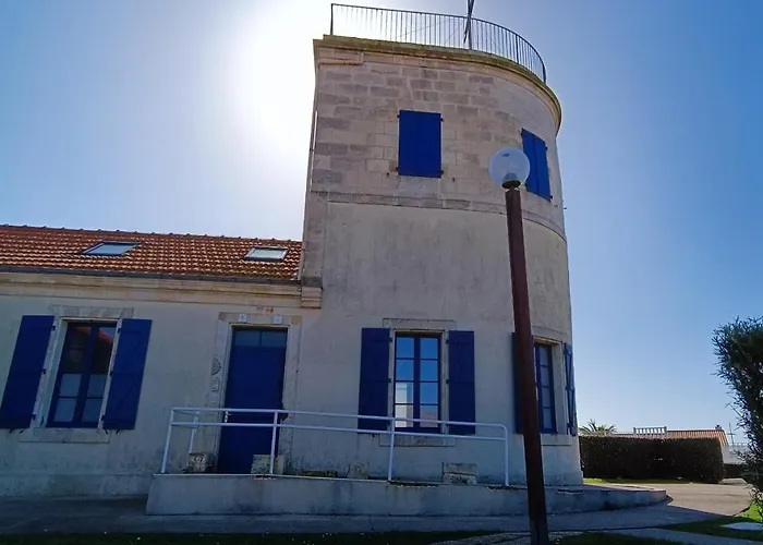 Photo de Vivez dans cet ancien semaphore avec vue mer Les Sables-dʼOlonne