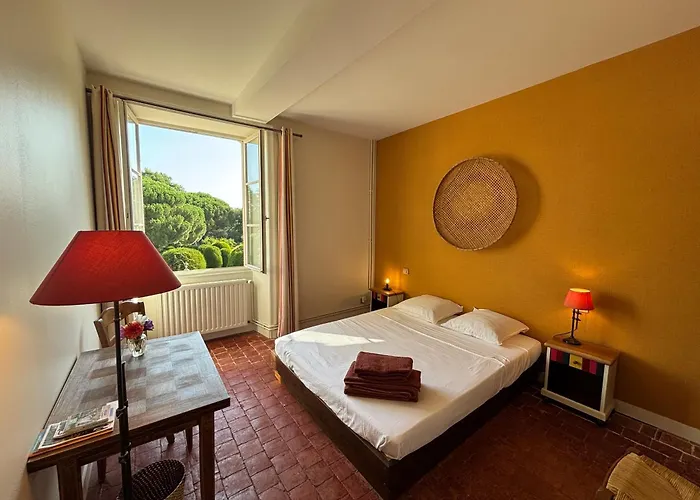 Photo de Le Prieuré Saint Pierre, gîtes et chambres d'hôtes dans un parc classé Réaumur