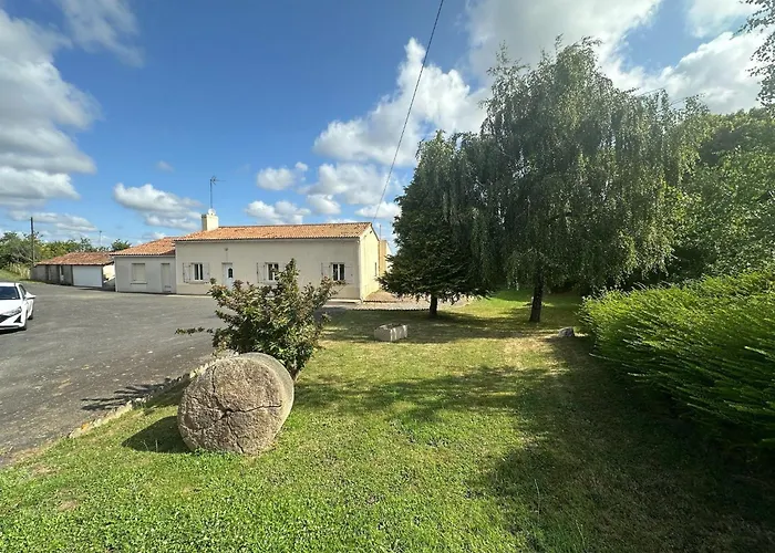 Lovely Holiday Home In Loire For 10 Saint-Laurent-du-Mottay照片