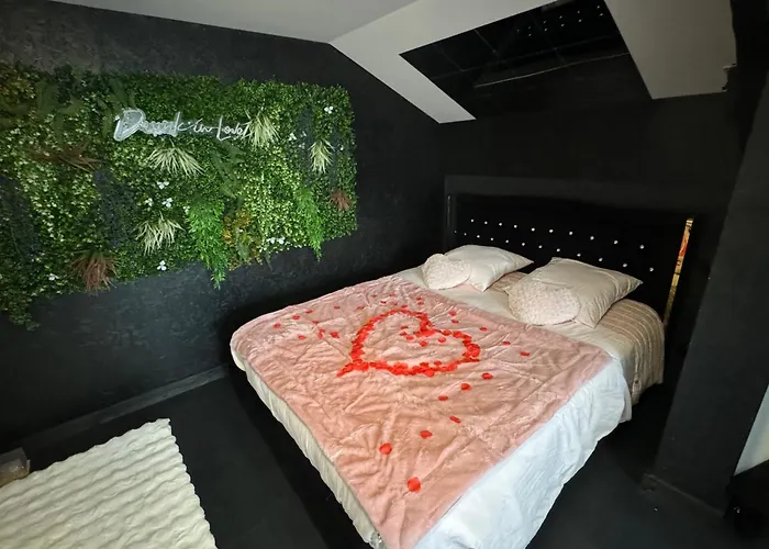 Фото Love Room Spa Et Bien Etre Avec Jacuzzi Et Sauna Cosse-le-Vivien