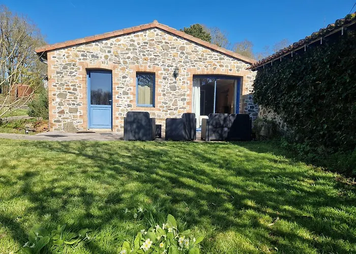 Фото Maison De Charme A Mouzillon - Jardin Et Terrasse Accueillante