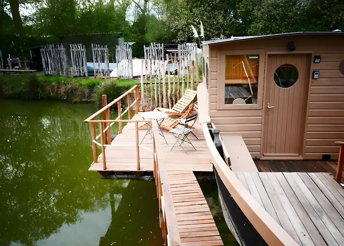 foto di Toue Cabanée Au Bord D'un Etang Brissac-Quince