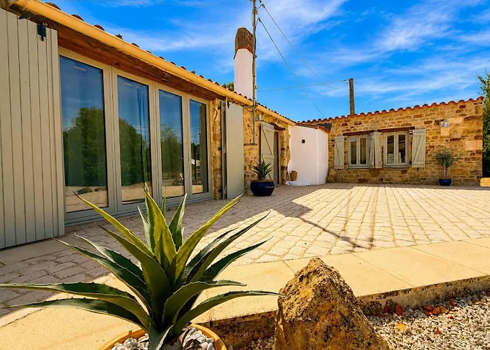 Four Bedroom Farmhouse In Vendee - Sleeps 10 - Walk To O'Gliss Water Park! Le Bernard Foto